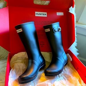Like new big boys Hunter Rainboots. Navy blue,size 3.